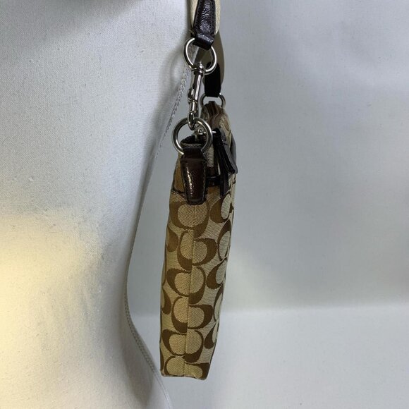 Sophisticated **Coach** messenger bag showcasing - Picture 4 of 5